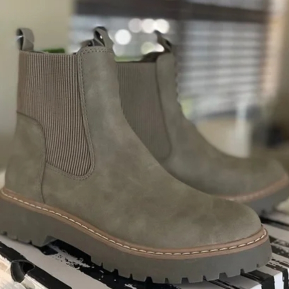 Leigha Low Heel Lug Sole Chelsea Boot - Picture 3 of 3